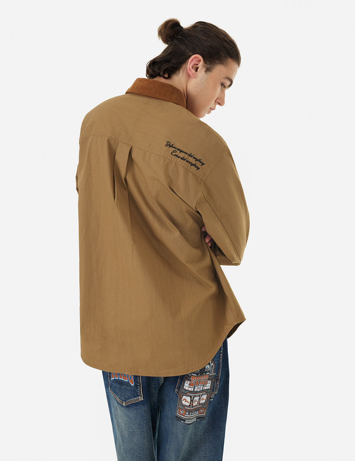 商標刺繡和多口袋寬版休閒長袖襯衫