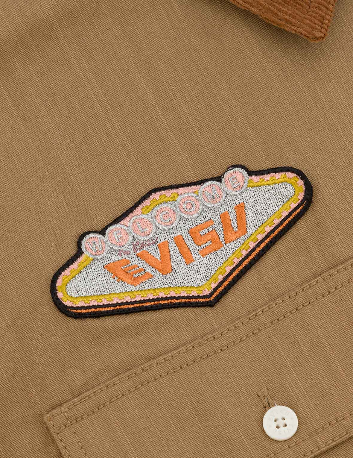 商標刺繡和多口袋寬版休閒長袖襯衫