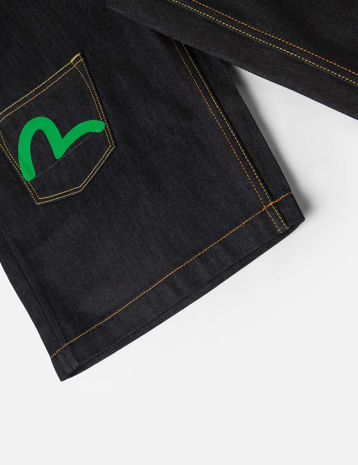 海鷗印花與多口袋時尚版型牛仔短褲