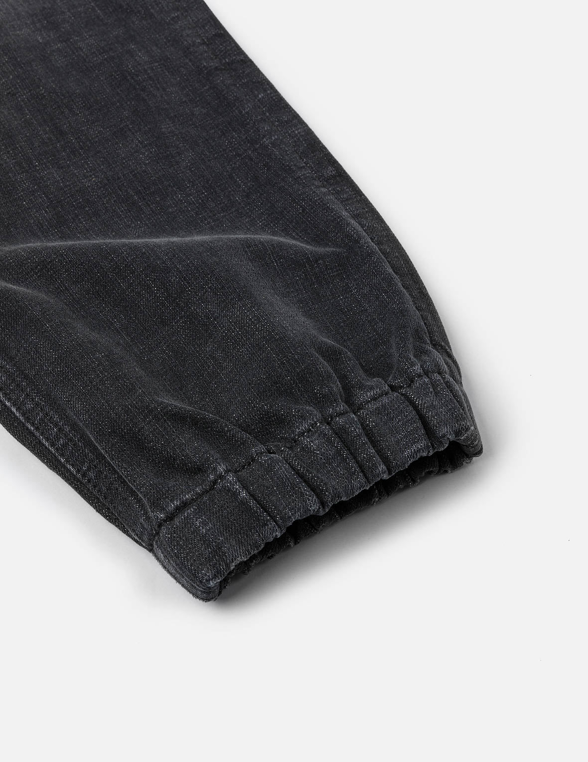 洗水海鷗和商標浮雕壓花常規版型束口牛仔褲