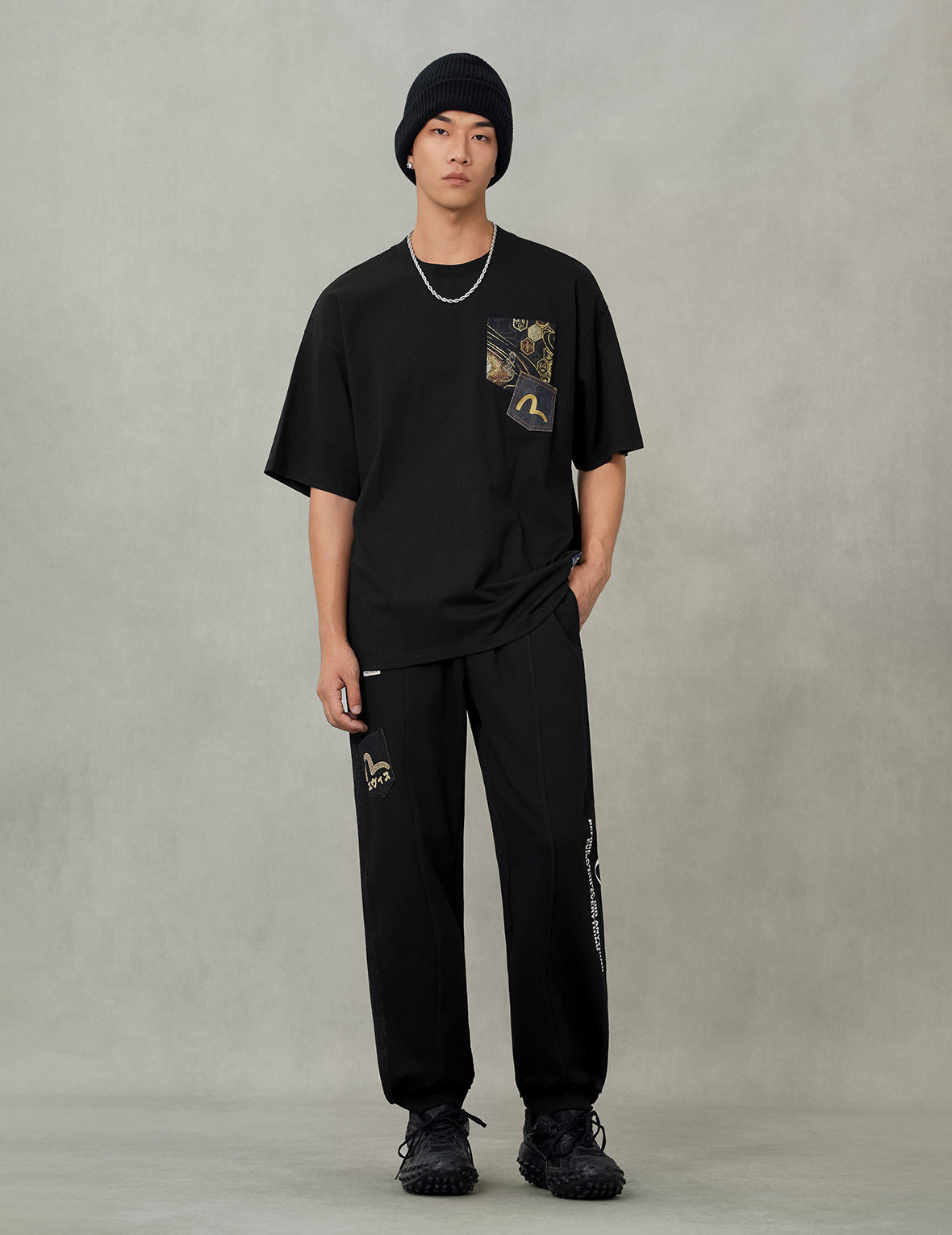 織錦口袋與海鷗燙金印花寬版T恤