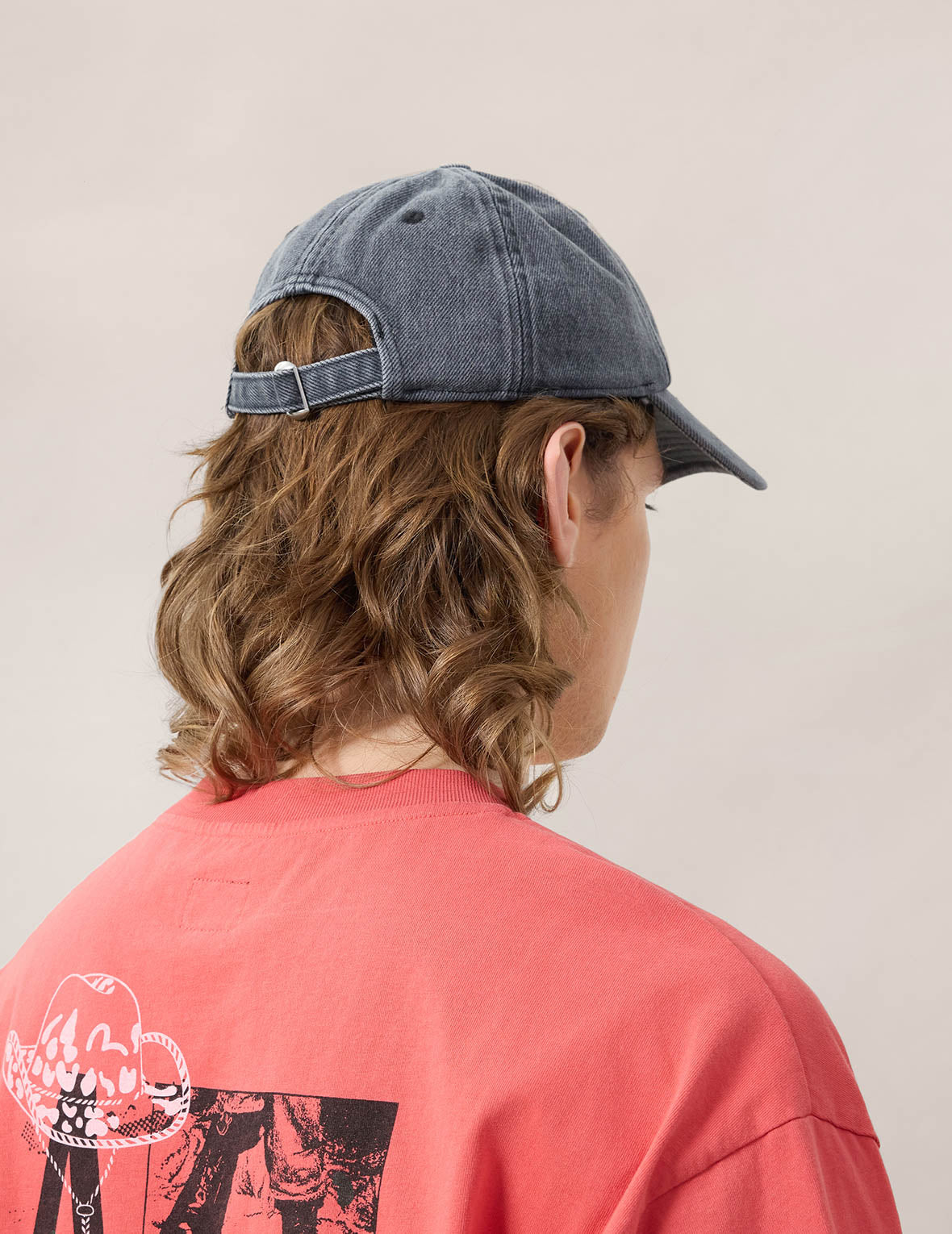 工人刺繡做舊牛仔帽