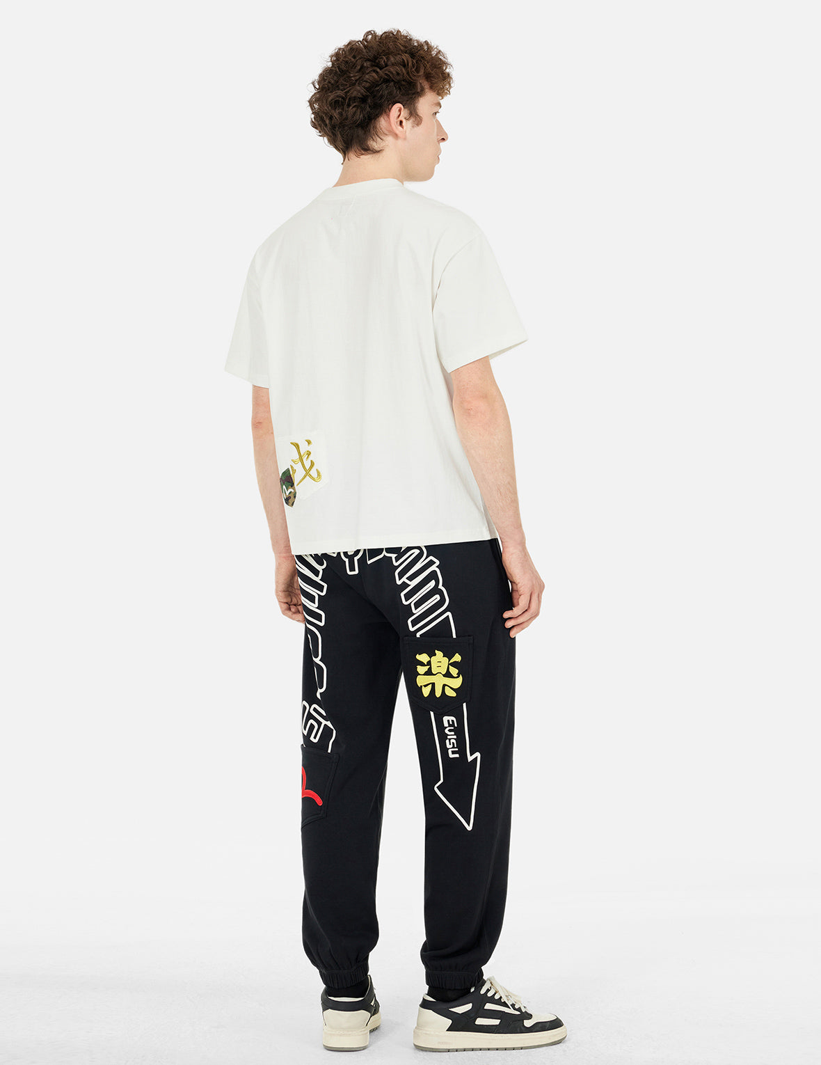 多重刺繡與多口袋寬版休閒T恤
