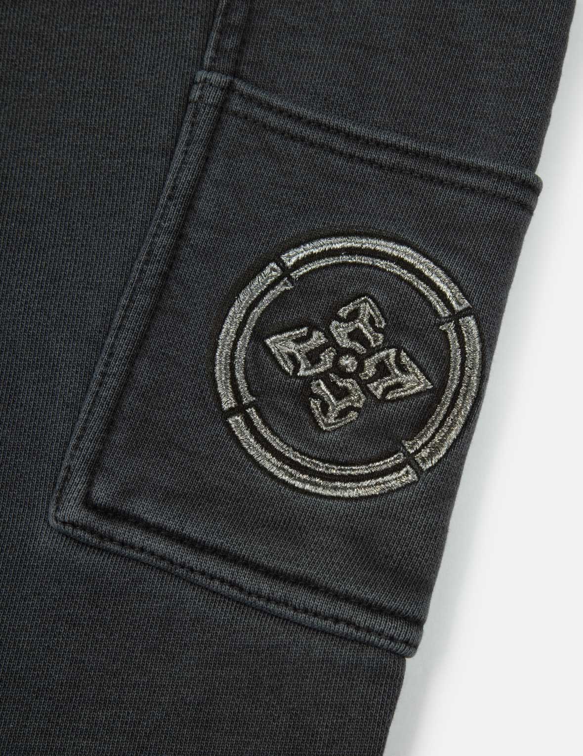 染色商標和家花刺繡寬版休閒運動褲