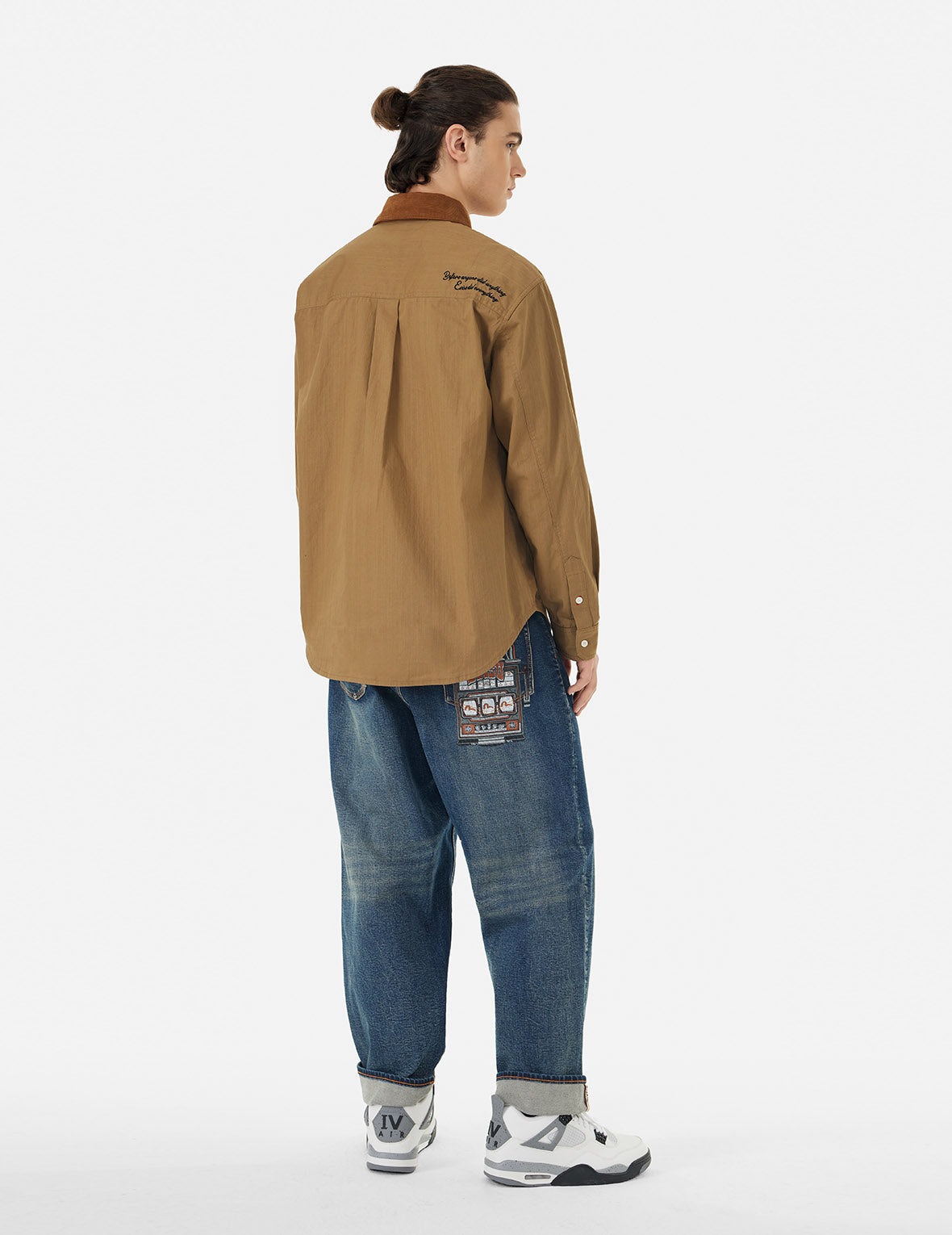 商標刺繡和多口袋寬版休閒長袖襯衫