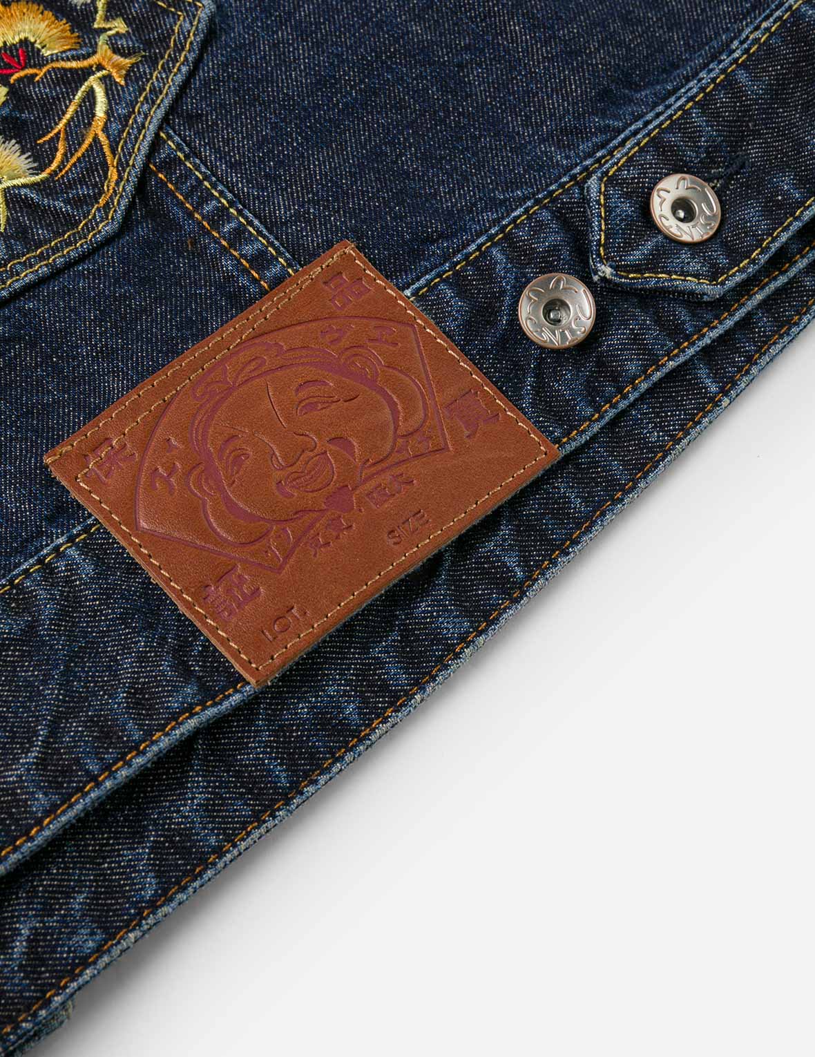 多口袋和佛頭舞獅印花寬版休閒水洗牛仔外套