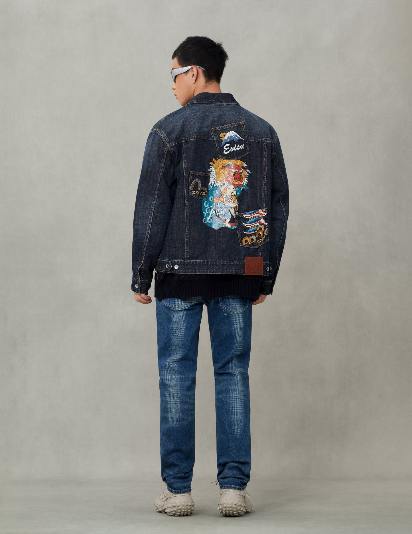 多口袋和佛頭舞獅印花寬版休閒水洗牛仔外套