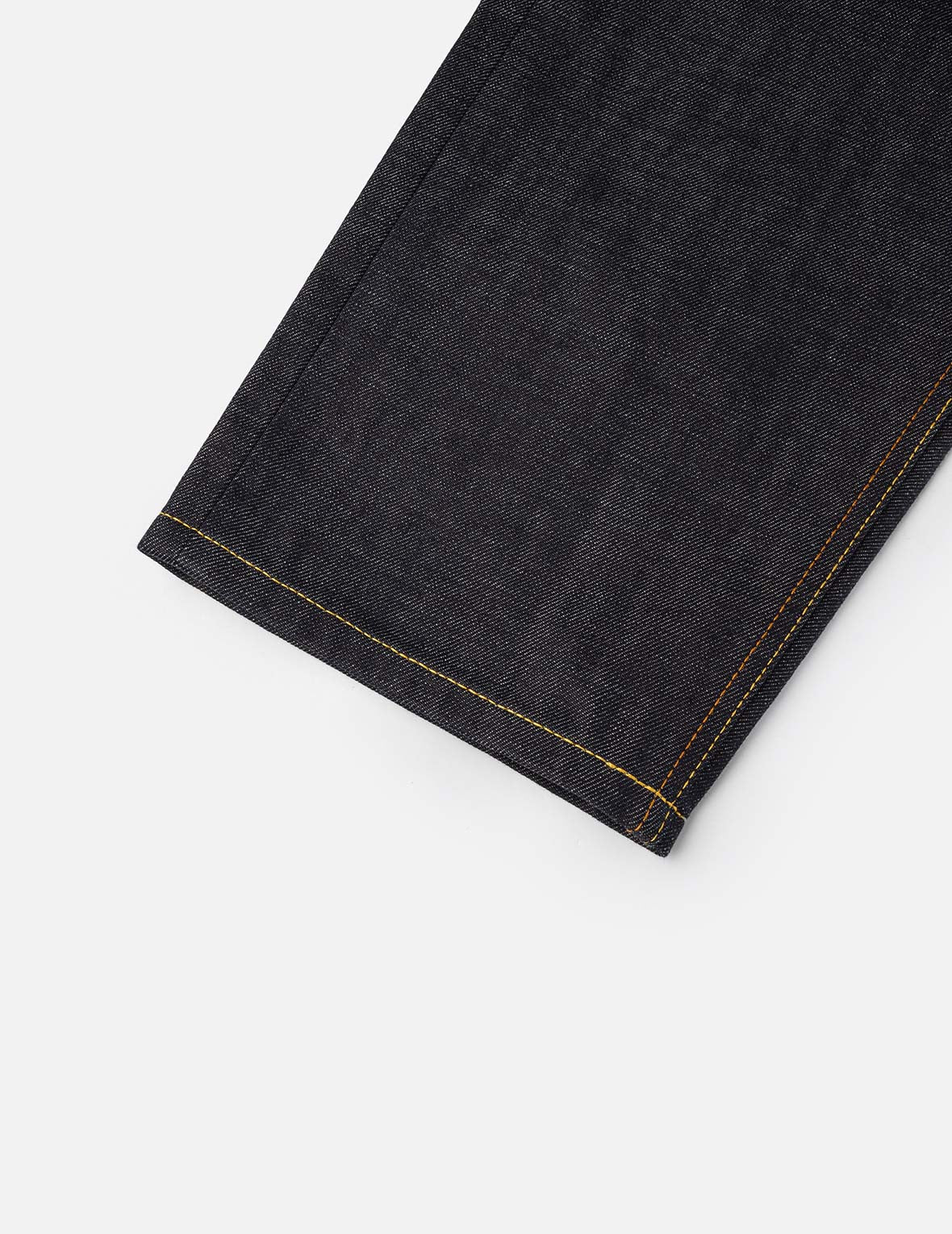 筆刷大M印花與海浪刺繡休閒牛仔褲