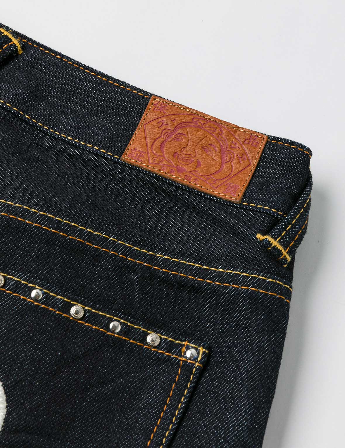 海鷗刺繡與鉚釘寬版休閒牛仔褲