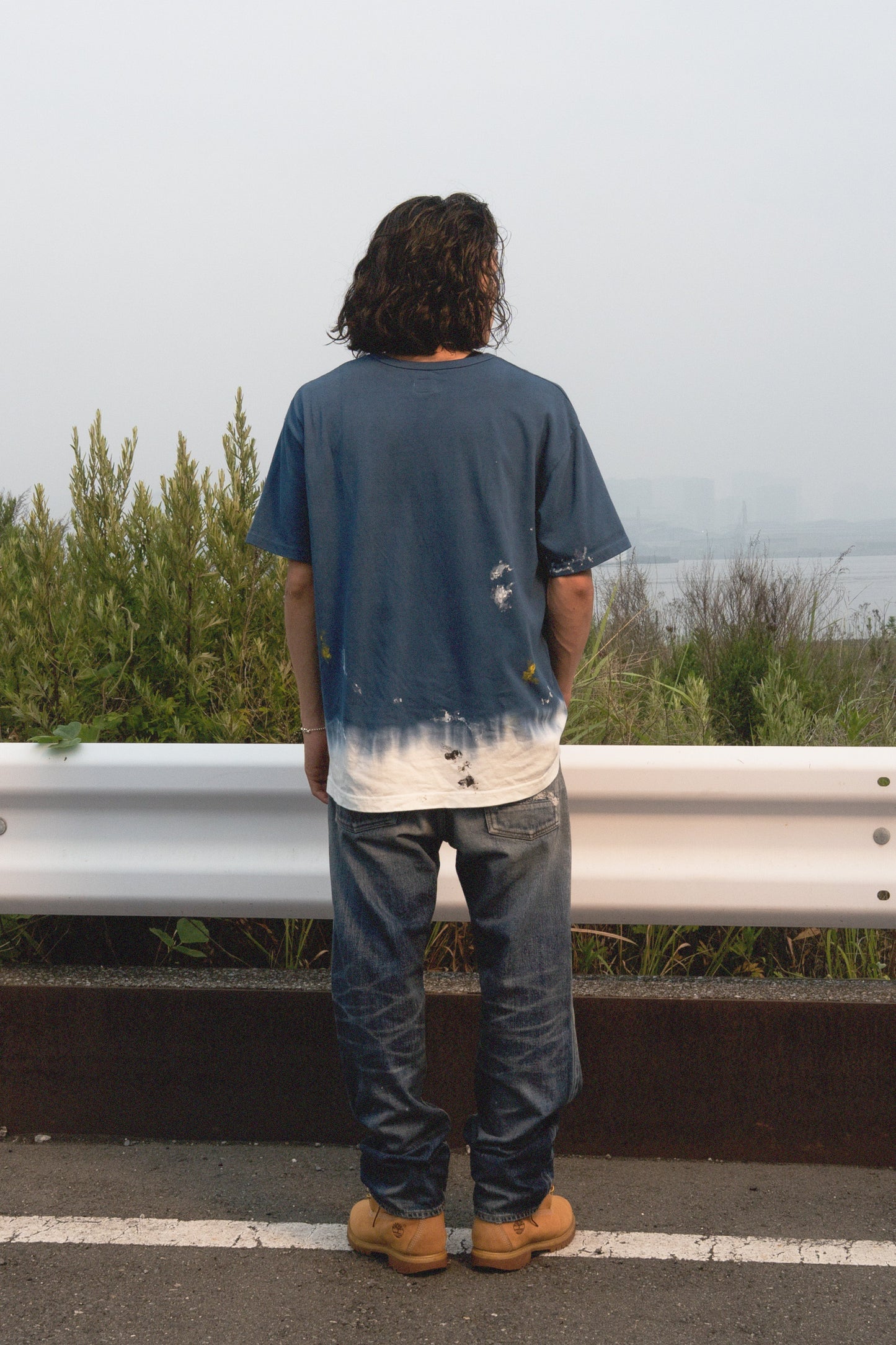 達摩與商標刺繡常規版型漸層式染色T恤