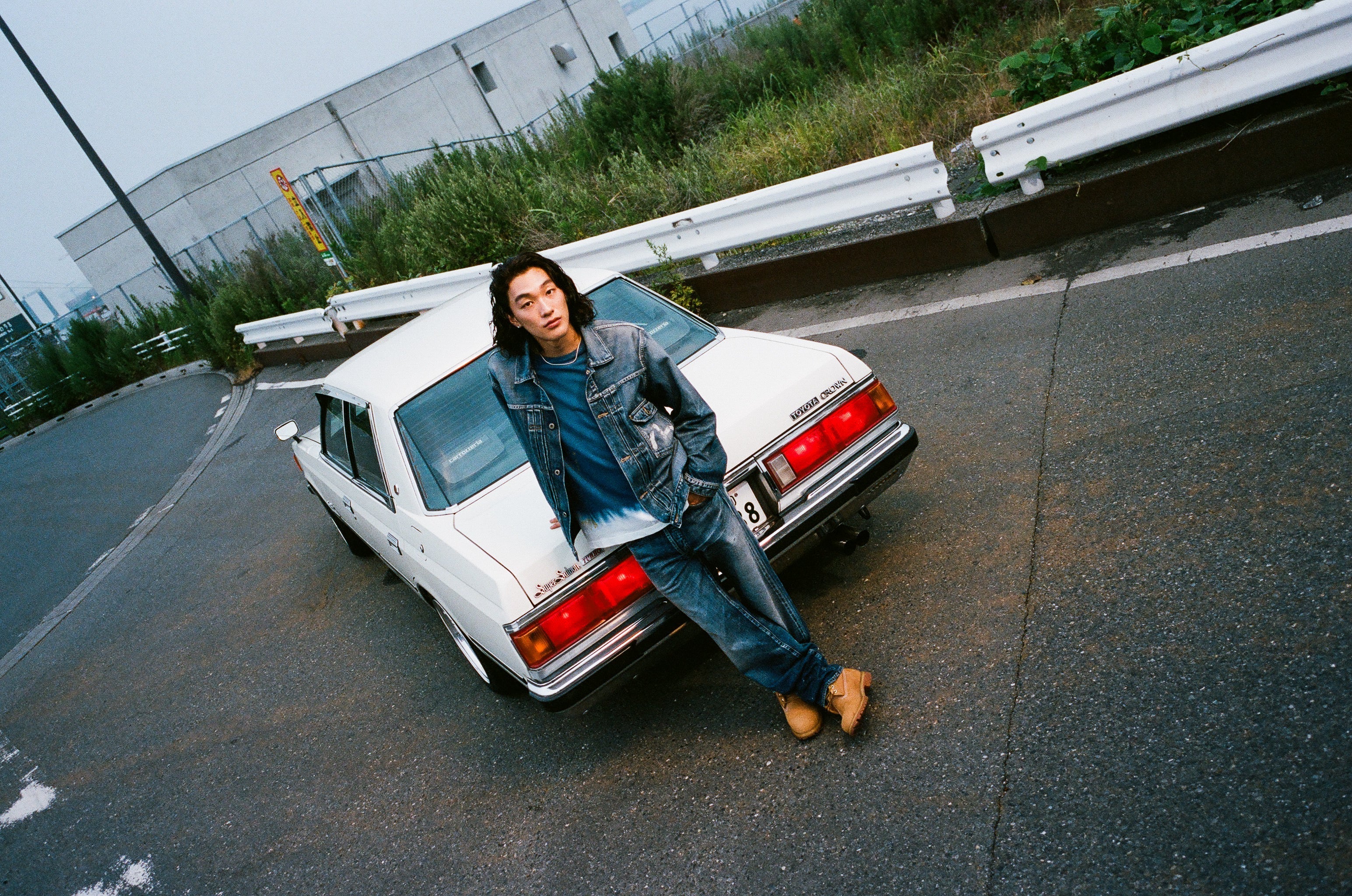 達摩與商標刺繡常規版型漸層式染色T恤