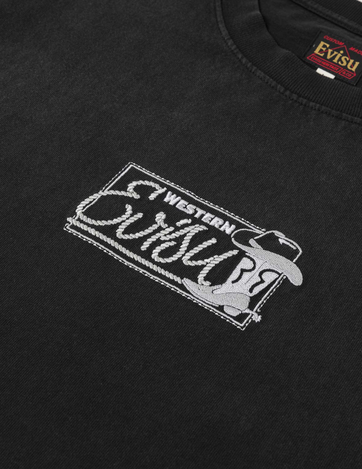 牛仔靴刺繡T恤